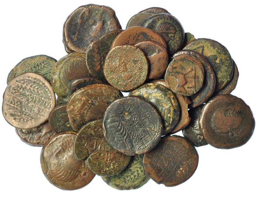 217   -  HISPANIA ANTIGUA. Lote de 34 monedas de Obulco: doble, unidad (6), ases (20, uno de ellos partido y otro con agujero), semis (7). De BC a MBC-.