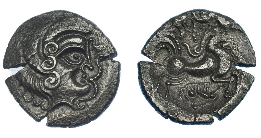 299   -  GRECIA ANTIGUA. GALIA. Armoricanos. Estátera de vellón (c. 75-50  a.C.). A/ Cabeza a der. con nariz en forma de ancla. R/ Carro a der., encima Victoria y debajo jabalí. VE 6,56 g. 22,1 mm. De la Tour 6598. Gruel & Morin 894. Cospel abierto. EBC-. Rara en esta conservación. Ex col. Guadán 1252. 