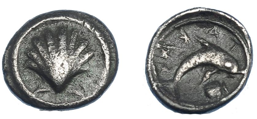 311   -  GRECIA ANTIGUA. CALABRIA. Tarento. Hemióbolo (510-460 a.C.). A/ Concha. R/ Delfín a der., debajo concha; TARA (retrógrado). AR 0,68 g. 10,1 mm. COP-786 vte. SBG-355. BMC-1,398. MBC. Ex col. Guadán-1364.