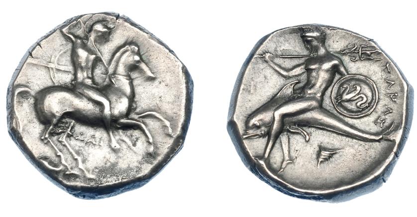 316   -  GRECIA ANTIGUA. CALABRIA. Tarento. Didracma (302-290 a.C.). A/ Jinete galopando a der. con tres lanzas y escudo; debajo ΔAI. R/ Taras sobre delfín a izq. con tridente y escudo con hipocampo; ΦI a izq., debajo caracola; TAPAΣ. AR 7,86 g. 20,2 mm. COP-846. SBG-365. EBC-/EBC. Ex col. Guadán 1368.