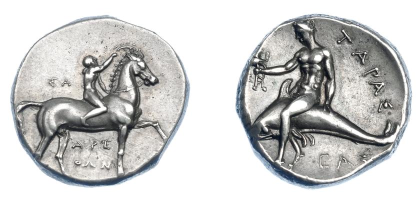 317   -  GRECIA ANTIGUA. CALABRIA. Tarento. Didracma (280 a.C.). A/ Jinete a der. coronando a caballo; ΣΑ detrás, APE/ΘΩN debajo. R/ Taras con trípode sobre delfín a izq.; CAΣ debajo; TAPAΣ. AR 7,81 g. 20,7 mm. COP-no. SNG ANS 1046–50. SBG-363. EBC-. Ex col. Guadán 1373.