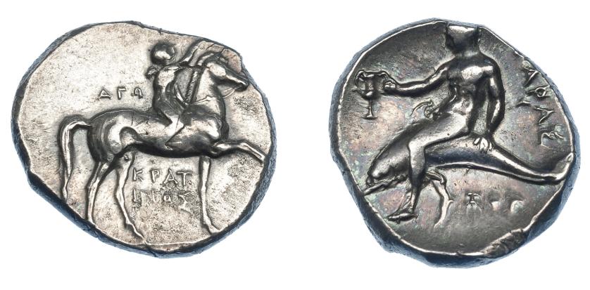 318   -  GRECIA ANTIGUA. CALABRIA. Tarento. Didracma (280 a.C.). A/ Jinete a der. coronando a caballo; detrás AΓΩ, debajo KPAT/INOΣ. R/ Taras con cántaro sobre delfín a izq.; ZOP debajo; TAPAΣ. AR 7,95 g. 21,8 mm. COP-no. SNG ANS-1055. SBG-363. MBC+/EBC-. Ex col. Guadán 1376.