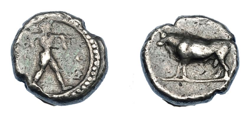 330   -  GRECIA ANTIGUA. LUCANIA. Poseidonia. Dióbolo (410-350 a.C.). A/ Poseidón avanzando a der. R/ Toro  a izq. AR 1,32 g. 9,2 mm. COP-1298 vte. SBG-426. MBC-/MBC. Ex col. Guadán 1438.