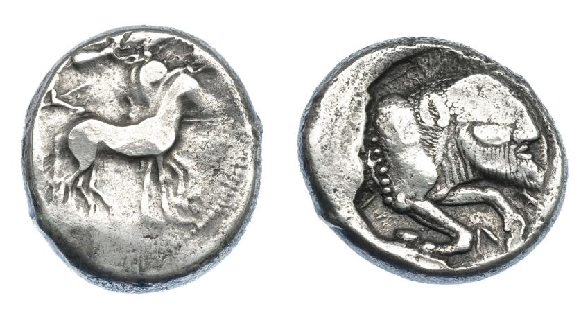 349   -  GRECIA ANTIGUA. SICILIA. Gela. Tetradracma (480-470 a.C.). A/ Auriga en cuadriga a der., encima Nike coronando los caballos. R/ Prótomo de toro androcéfalo a der.; ΓEΛAΣ (retrógrado). AR 17,31 g. 25,4 mm. COP-251. SBG-785. Acuñación floja. MBC-. Rara. Ex col. Guadán 1579.