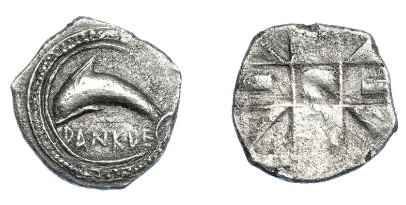 354   -  GRECIA ANTIGUA. SICILIA. Messana. Dracma (c. 500 a.C.). A/ Delfín a izq. dentro de puerto abierto; debajo ZANKLE. R/ Concha dentro de 9 cuadrados incusos y en relieve. AR 5,14 g. 23,5 mm. COP-388. SBG-722. Erosión superficial. MBC. Muy rara. Ex col. Guadán 1643. 