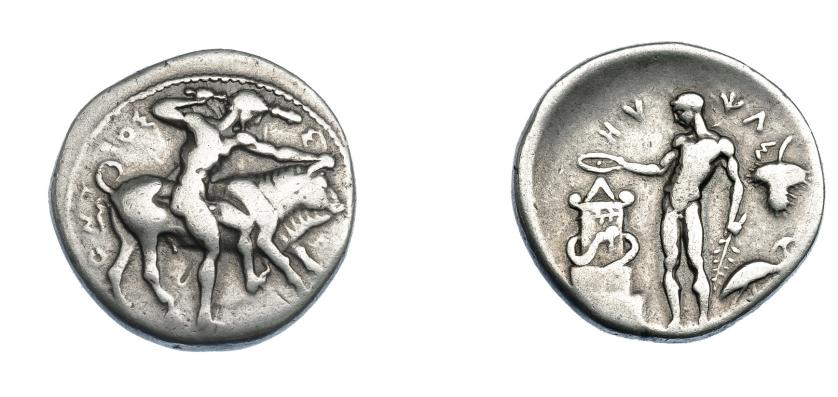 356   -  GRECIA ANTIGUA. SICILIA. Selinus. Didracma (c. 440 a.C.). A/ Heracles desnudo y con clava a der. luchando con el toro cretense;  ΣEΛINO(TION). R/ El río Hypsas, desnudo a izq. con rama y pátera, vertiendo libación sobre altar con serpiente enroscada; a la der. garza, encima hoja de perejil; HYΨAΣ. Ar 8,28 g. 23,4 mm. COP-601. SBG-908. MBC-. Rara. Ex col. Guadán 1636.