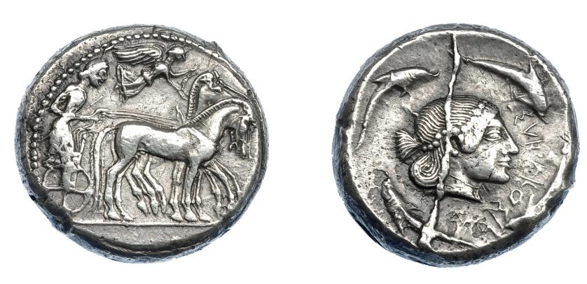 358   -  GRECIA ANTIGUA. SICILIA. Siracusa. Tetradracma (485-466 a.C.). A/ Auriga en cuadriga a der., encima Nike coronando los caballos. R/ Cabeza de Aretusa a der., alrededor delfines; ΣVRAKOΣION. AR 16,50 g. 24,2 mm. COP-624. SBG-913. Rebaba por rotura de cuño en anv. MBC/MBC+. Muy escasa. Ex col. Guadán 1650.