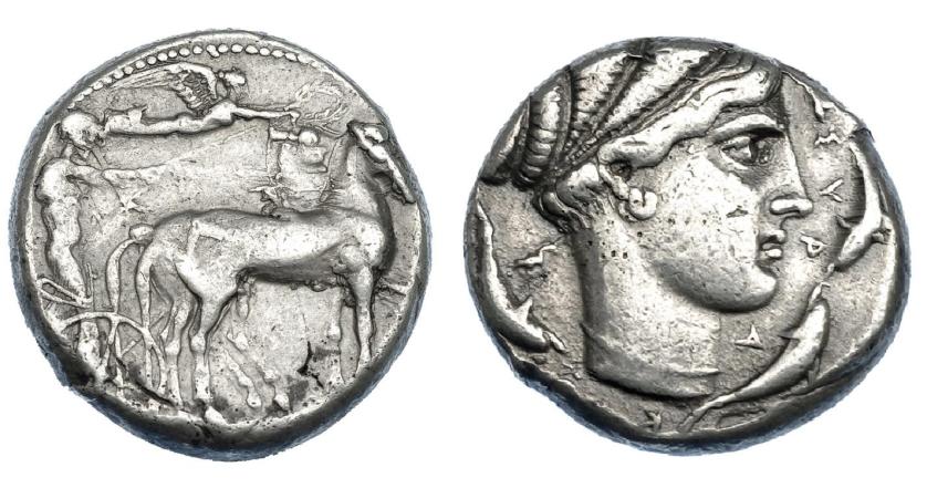 361   -  GRECIA ANTIGUA. SICILIA. Siracusa. Tetradracma (430-420 a.C.).  A/ Auriga en biga a der., encima Nike coronando los caballos. R/ Cabeza de Aretusa a der., alrededor delfines; SVRAKOSION. AR 17,20 g. 25,1 mm. COP-659. SBG-924 vte. Pequeñas marcas. MBC. Rara. Ex col. Guadán 1655.