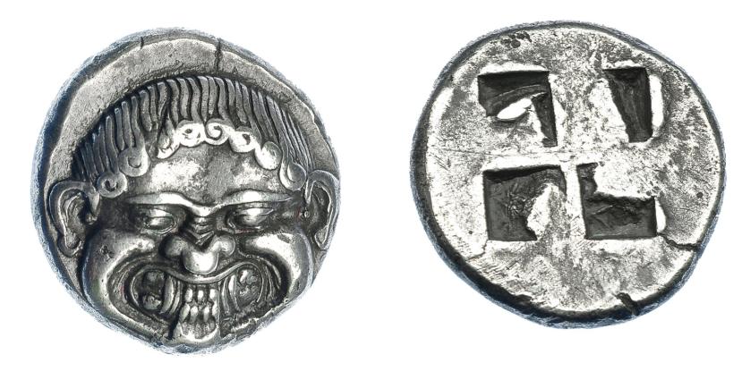 372   -  GRECIA ANTIGUA. MACEDONIA. Neápolis. Estátera (500-480 a.C.). A/ Gorgona sacando la lengua. R/ Cuadrado incuso cuatripartito. AR 9,75 g. 19 mm. COP-223. SBG-1304. EBC. Muy rara en esta conservación. Ex col. Guadán 1825. 