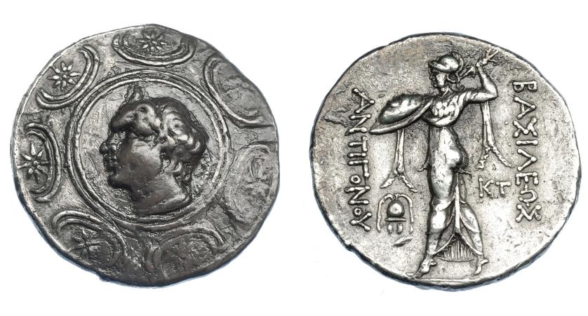 383   -  GRECIA ANTIGUA. MACEDONIA. Antígono II Gónatas. Anfípolis. Tetradracma (277-239 a.C.). A/ Cabeza con cuernos de Pan a izq., detrás lagobolon, todo dentro de escudo macedonio. R/ Atenea avanzando a izq. con haz de rayos, escudo y égida, a sus pies casco ateniense, detrás monograma; ΒΑΣΙΛΕΩΣ ΑΝΤΙΓΟΝΟΥ. AR 17,80 g. 30,5 mm. COP-1201. SBG-6783 vte. Pátina plomiza. MBC. Ex col. Guadán 1797.