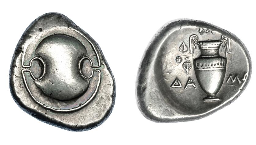 401   -  GRECIA ANTIGUA. BEOCIA. Tebas. Estátera (390-382 a.C.). A/ Escudo beocio. R/ Ánfora con hojas de hiedra en el asa izq., encima maza; ΔA-MΩ. AR 12,10 g. 11,3 mm. COP-324. SBG-2395 vte. MBC+. Ex col. Guadán 2036.