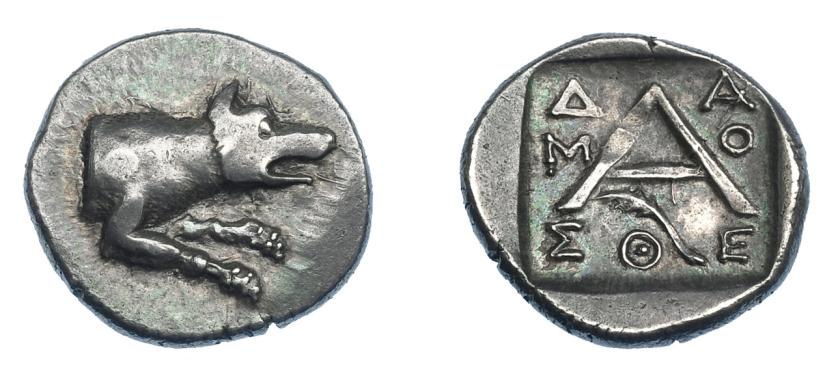 413   -  GRECIA ANTIGUA. ARGÓLIDA. Argos. Trióbolo (c. 90-50 a.C.). A/ Prótomo de lobo a der. R/ A en cuadrado incuso; alrededor Δ-A/M-O/ΣΘE y palma. AR 2,25 g. 15,3 mm. COP-no. BMC-112. SBG-2797. MBC/EBC-. Ex col. Guadán 2173.