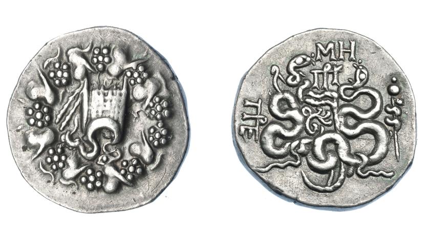 420   -  GRECIA ANTIGUA. MISIA. Pérgamo. Cistóforo (133-67 a.C.). A/ Cesta mística y serpiente dentro de corona de hiedra. R/ Dos serpientes y monograma a izq., arriba MH, debajo monograma. AR 12,60 g. 27,1 mm. COP-437. SBG-3947. MBC+. Ex col. Guadán 2259.