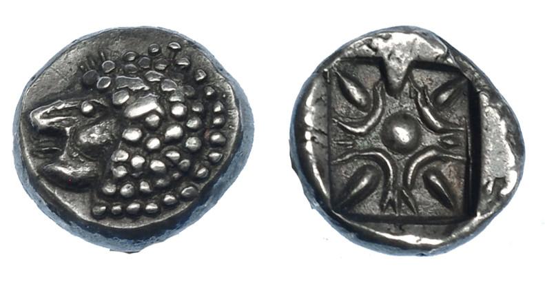 424   -  GRECIA ANTIGUA. JONIA. Mileto. Óbolo (siglo VI-V a.C.). A/ Prótomo de león a izq. R/ Decoración floral en cuadrado incuso. AR 1,27 g. 9,6 mm. COP-952. SBG-3532. EBC-. Ex col. Guadán 2331.