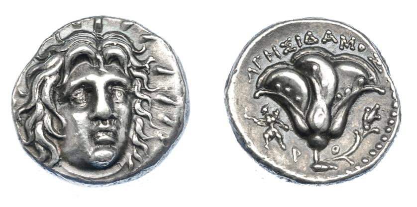 430   -  GRECIA ANTIGUA. ISLAS DE CARIA. Rodas. Didracma (250-229 a.C.). A/ Cabeza de Helios de frente a der. R/ Rosa, a los lados P-O, encima ΑΓΗΣΙΔΑΜΟΣ; a izq. Artemis con antorcha a izq. AR 6,60 g. 18,5 mm. COP-762. SBG-5048. EBC-. Muy escasa en esta conservación. Ex col. Guadán 2389. 