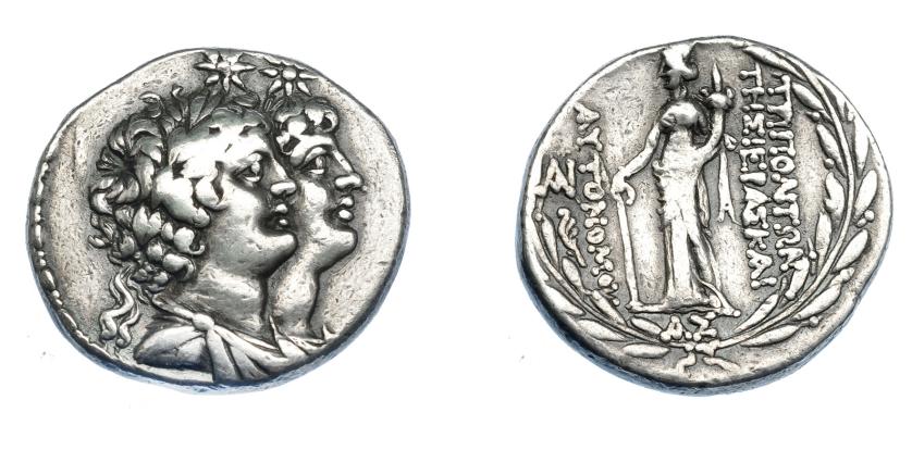 445   -  GRECIA ANTIGUA. FENICIA. Trípoli. Tetradracma (año 201 =112-111 a.C.). A/ Bustos de los Dióscuros a der., encima estrellas. R/ Tyche a izq. con timón y cornucopia; a la izq. monograma y aplustre, debajo fecha; TRIPOLITWN / THS IERASKAI / AYTONOMOY. AR 15,20 g. 27,3 mm. COP-270 vte. SBG-6050. MBC/MBC-. Muy escasa. Ex col. Guadán 2645.