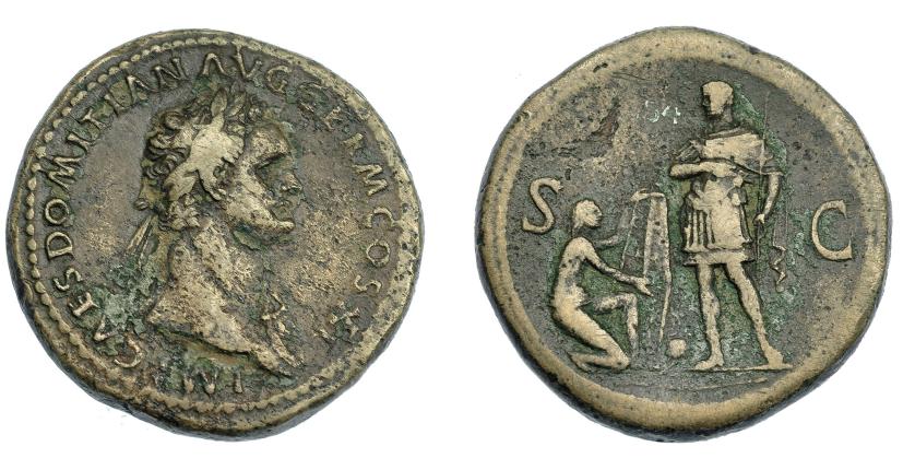 498   -  IMPERIO ROMANO. DOMICIANO. Sestercio. Roma (85 d.C.). A/ Busto laureado y drapeado sobre el hombro izq.; IMP CAES DOMITIAN AVG GERM COS XI. R/ Domiciano en traje militar a izq. con lanza; a sus pies, germano cautivo arrodillado entregando escudo; en exergo lanza partida; S-C. AE 26,27 g. 33,9 mm. RIC 279. Superficies erosionadas. MBC-.