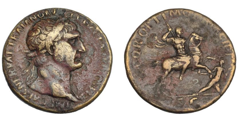 515   -  IMPERIO ROMANO. TRAJANO. Sestercio. Roma (107-110). A/ Cabeza laureada a der. con manto sobre el hombro izq.; IMP CAES NERVAE TRAIANO AVG GER DAC P M TR P COS V P P. R/ Trajano a caballo a der., a sus pies dacio caído; SPQR OPTIMO PRINCIPI, exergo SC. AE 21,79 g. 32,5 mm. RIC-543. Concreciones rojas. MBC.