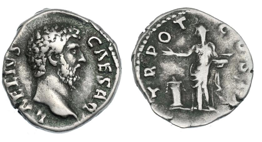 552   -  IMPERIO ROMANO. LUCIO AELIO (acuñada bajo Adriano). Denario. Roma (137). A/ Cabeza a der.; L. AELIVS CAESAR. R/ Pietas a izq. delante altar con recipiente de incienso; TR POT COS II. AR 3,34 g. 17,0 mm. RIC-2644. MBC/MBC-. Escasa. Venta privada en La Lonja del Almidón. Conserva sobre original. 