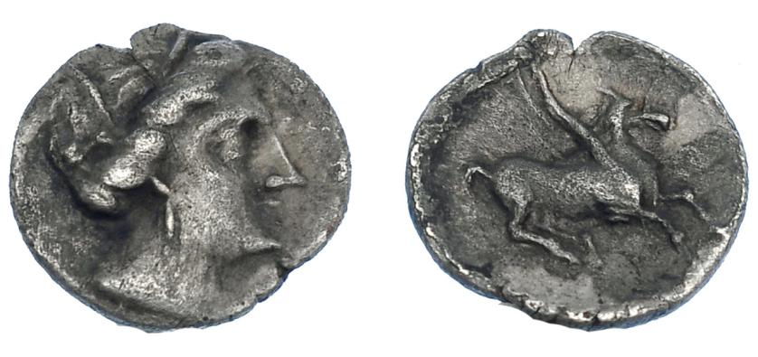 107   -  HISPANIA ANTIGUA. EMPORION. Tritartemorion. A/ Cabeza femenina con tocado vegetal a der. R/ Pegaso a der. AR 0,47 g. 10,6 mm. I-1105. ACIP-203. CC-102, mismo ejemplar. MBC.