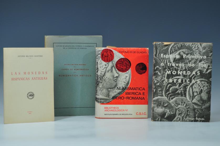 3417   -  LIBROS. Lote de 4 libros: A. B. Martínez. Las monedas hispánicas antiguas. 1953. Madrid; J. Ortega Galindo. España primitiva a través de las monedas ibéricas. 1947. Bilbao; A. M. de Guadan. Numismática ibérica e ibero-romana. 1969. Madrid; y A. Beltrán Martíenz. Curso de Numismática. Numismática Antigua. 1950. Cartagena.