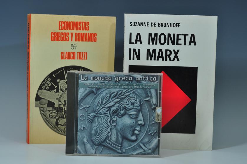 3418   -  LIBROS. Lote de 2 libros y un CD: S. de Brunhoff. La moneta in Marx. 1973. Roma. Editori Riuntini;  G. Tozzi. Economistas griegos y romanos. 1968. México; CD: La moneta greca antica. 2001. Università degli Studi di Messina.