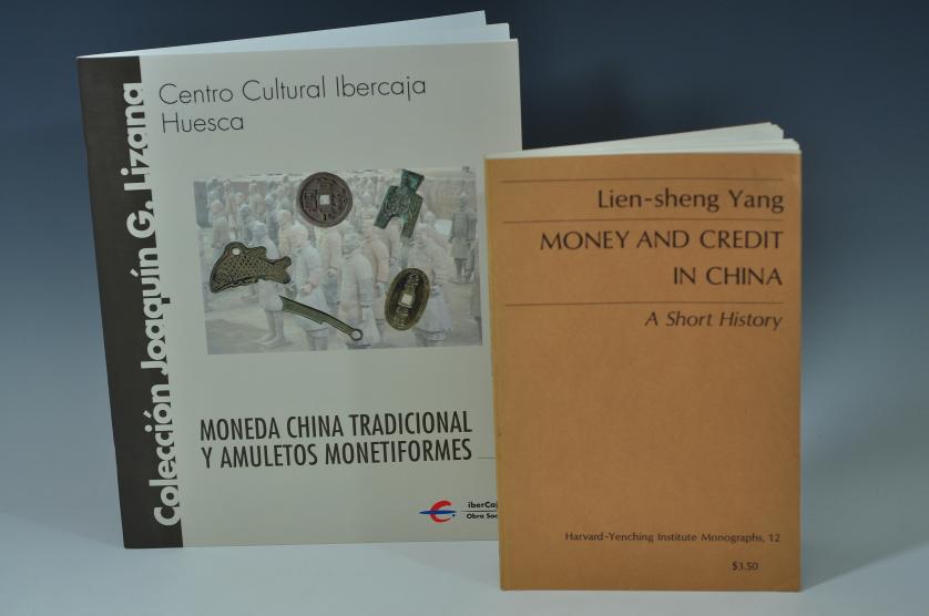 3432   -  LIBROS. Lote de 2 libros: L.Yang. Money and credit in China. A short History. 1971. Cambridge. Harvard University Press; y VVAA. Moneda china tradicional y amuletos monetiformes. colección Joaquín G. Lizana. 2008. Huesca. Centro Cultural Ibercaja.