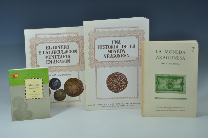 3433   -  LIBROS. Lote de 4 libros: A. Beltrán Martínez. La Moneda Aragonesa. 1999. Caja de Ahorros de la Inmaculada de Aragón; A. Beltrán Martínez (dir.). La moneda aragonesa. Mesa redonda. 1982. Institución Fernando el Católico;  A. Beltrán Martínez. El dinero y la circulación monetaria en Aragón. 1981. Zaragoza; y A. Beltrán Martínez. Una historia de la moneda aragonesa. 1982. Zaragoza.