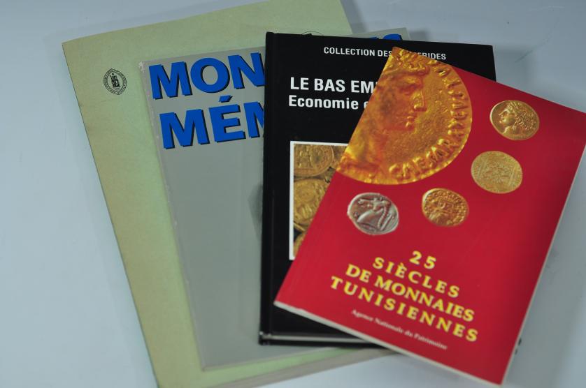 3439   -  LIBROS. Lote de 4 libros: K. B. Romdhane. 25 Siècles de Monnaies Tunisiennes. 1996. Agence Nationale du Patrimoine; G. Depeyrot. Le bas Empire Romain. Economie et numismatique (284-491). 1987. París. Editions Errance; P. Schiesser. Monnaies Mémoire. 1990. Tours.  Atelier Histoire  de Tours; y VVAA. Colloque: Rythmes de la production monétaire. 1986. París. 