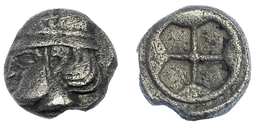 191   -  GRECIA ANTIGUA. GALIA. Masalia. Litra (450-410 a.C.). A/ Cabeza masculina con casco con rueda a izq. R/ Rueda de 4 radios. AR 0,7 g. 8,60 mm. MBC. Escasa.