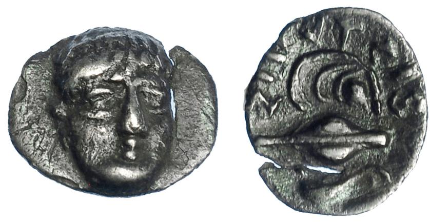 213   -  GRECIA ANTIGUA. CAMPANIA. Phistelia. Óbolo (325-275 a.C.). A/ Cabeza masculina de frente. R/ Grano entre molusco y delfín; FISTLVIS (ley. en osco). AR 0,50 g. 10,7 mm. COP-576. SBG-316. MBC/MBC+. Muy escasa. Ex colección Guadán 1343.