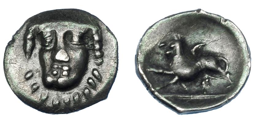 214   -  GRECIA ANTIGUA. CAMPANIA. Phistelia. Óbolo (325-275 a.C.). A/ Cabeza femenina de frente a izq. R/ León a izq. AR 0,57 g. 10,92 mm. COP-577 vte. ANS-590 vte. Muy escasa. Ex colección Guadán 1342.