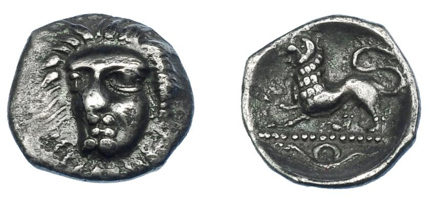 215   -  GRECIA ANTIGUA. CAMPANIA. Phistelia. Óbolo (325-275 a.C.). A/ Cabeza femenina de frente a izq. R/ León a izq., debajo serpiente. AR 0,56 g. 10,74 mm. COP-577. ANS-590. MBC+. Muy escasa. Ex colección Guadán 1341.