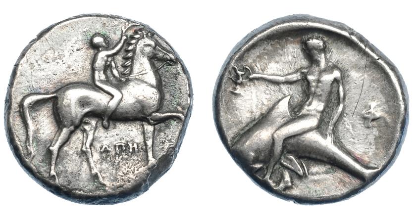 230   -  GRECIA ANTIGUA. CALABRIA. Tarento. Didracma (334-300 a. C.). A/ Jinete desnudo coronando su caballo a der., entre las patas AGH, debajo (TARAS) fuera del flan. R/ Taras con cántaro cabalgando delfín a izq., detrás F. AR 7,82 g. 20,29 mm. COP-No. SBG-No. MBC. Rara. Ex colección Guadán 1371. 