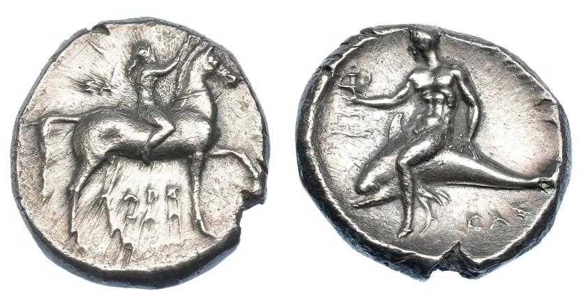 231   -  GRECIA ANTIGUA. CALABRIA. Tarento. Didracma (302-280 a. C.). A/ Jinete desnudo coronando su caballo a der., detrás SA,  entre las patas AGH/QWN. R/ Taras con trípode cabalgando delfín a izq., debajo CAS, detrás (TARAS), no visible. AR 7,70 g. 21,84 mm. COP-862. SBG-363 vte. MBC+. Ex colección Guadán 1372. 