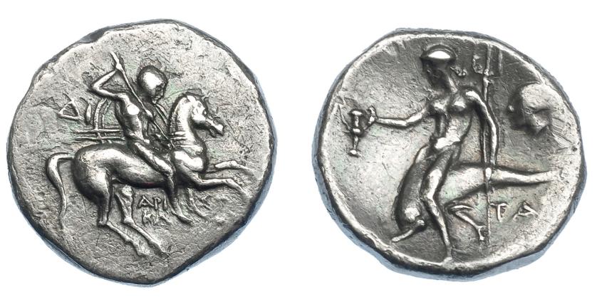 236   -  GRECIA ANTIGUA. CALABRIA. Tarento. Didracma (272-235 a.C.). A/ Jinete con escudo y lanza a izq., debajo ARI-ST(O)/KL-H(S) detrás DI (magistrado Aristocles). R/ Taras con cántaro cabalgando delfín a izq., detrás cabeza de ninfa y debajo TARAS. AR 5,77 g. 18,7 mm. COP-924-5. SBG-375. MBC+. Ex colección Guadán 1390.