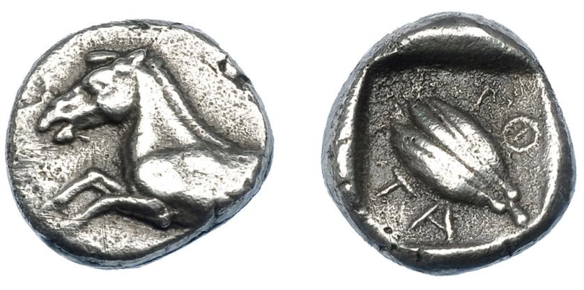 261   -  GRECIA ANTIGUA. TESALIA. Feras. Hemidracma (470-460 a.C.). A/ Prótomo de caballo a izq. R/ Grano a izq. dentro de cuadrado incuso; alrededor ΦE-TA. AR 2,77 g. 13,9 mm. COP-236 vte. SBG-2202. MBC. Muy escasa. Ex colección Guadán 1956. 