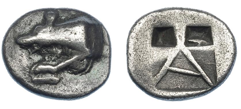 276   -  GRECIA ANTIGUA. ARGÓLIDE. Argos. Dracma (450-420 a.C.). A/ Prótomo de lobo a izq. R/ Dos cuadrados incusos sobre letra A. AR 2,80 g. 15 mm. COP-6. SBG-2662. BC+/MBC.  Muy escasa. Ex colección Guadán 2172.