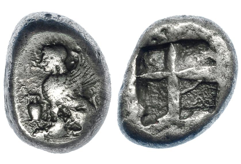 286   -  GRECIA ANTIGUA. JONIA. Chios. Didracma (480-460 a.C.). A/ Esfinge sentada a izq., delante ánfora. R/ Cuadrado incuso cuatripartito. AR 7,99 g. 17,5 mm. COP-1542, SBG-4593. BC+/MBC. Rara. Ex colección Guadán 2339. 