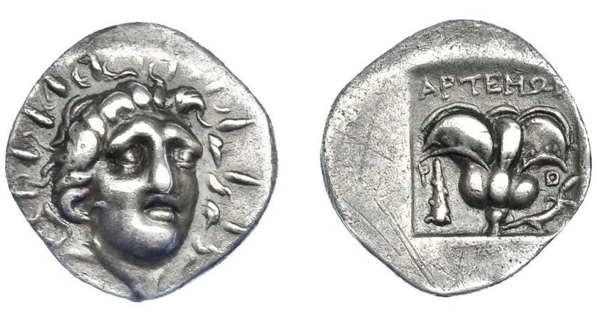 292   -  GRECIA ANTIGUA. ISLAS DE CARIA. Rodas. Hemidracma (170-150 a.C.). A/ Cabeza frontal de Helios. R/ Rosa, a der. capullo y a izq. maza, encima APTEMΩN; todo dentro de cuadrado incuso. AR 1,39 g. 13,1 mm. COP-842. SBG-5065 vte. Rayitas en rev. MBC. Ex colección  Guadán 2393.   