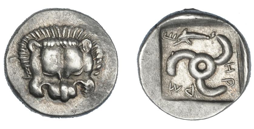 295   -  GRECIA ANTIGUA. LICIA. Mithrapata. Dióbolo (460-360 a.C.). A/ Cabeza frontal de león. R/ Trisqueles dentro de cuadrado incuso, alrededor ley. griega y delfín. AR 1,47 g. 12,7 mm. COP-27 vte. MBC+.