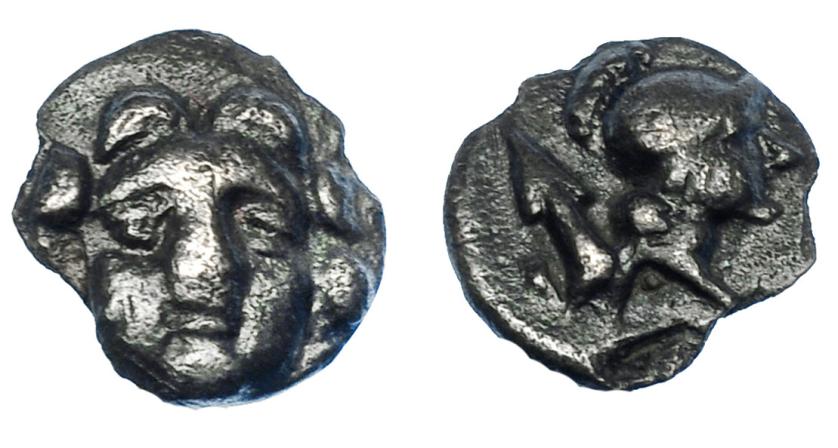 297   -  GRECIA ANTIGUA. PISIDIA. Selge. Óbolo (300-190 a.C.). A/ Cabeza de Gorgona. R/ Cabeza de Atenea a der., detrás punta de lanza. AR 0,70 g. 9,4 mm. COP-253. SBG-5479. Roturas al borde. MBC. Ex colección Guadán 2445.