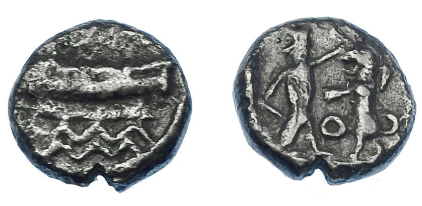 305   -  GRECIA ANTIGUA. FENICIA. Sidón. 1/16 siclo (370-358 a.C.). A/ Galera sobre olas. R/ Rey persa a der. luchando con león, entre ellos letra fenicia ain. AR 0,66 g. 8,1 mm. COP-197/199. SBG-5940. MBC-. Ex colección Guadán 2628. 