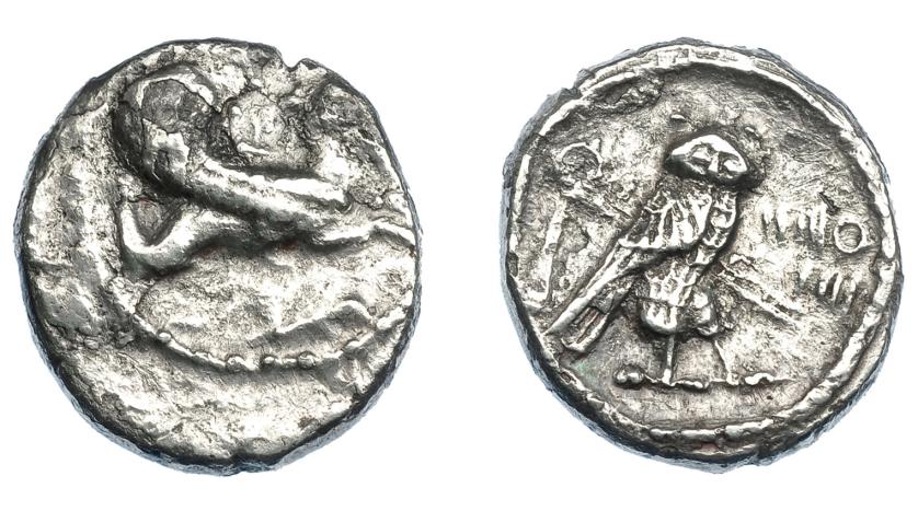 306   -  GRECIA ANTIGUA. FENICIA. Tiro. Estátera (332-275 a.C.). A/ Melkart cabalgando hipocampo a der., debajo olas y delfín. R/ Lechuza a der. con cetro y flagelo, delante letras y números fenicios en dos líneas. AR 8,52 g. 20,8 mm. COP-309 vte. fecha. SBG-5914 vte. fecha. Descentrada. BC/BC+. Ex colección Guadán 2633.