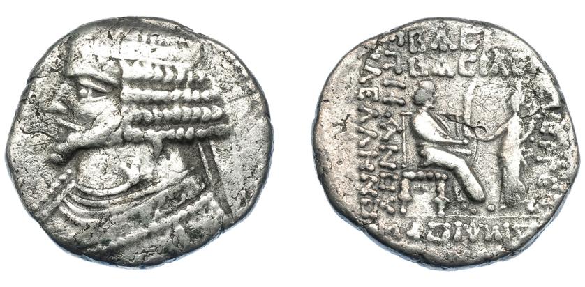 324   -  GRECIA ANTIGUA. REYES DE PARTIA. Fraates IV. Tetradracma (38-32 a.C.). R/ Tyche a izq. entregando palma al rey, en trono frente a ella. AR 12,70 g. 28,1 mm. SEP-51. BC+/MBC-. Ex colección Guadán 2680.