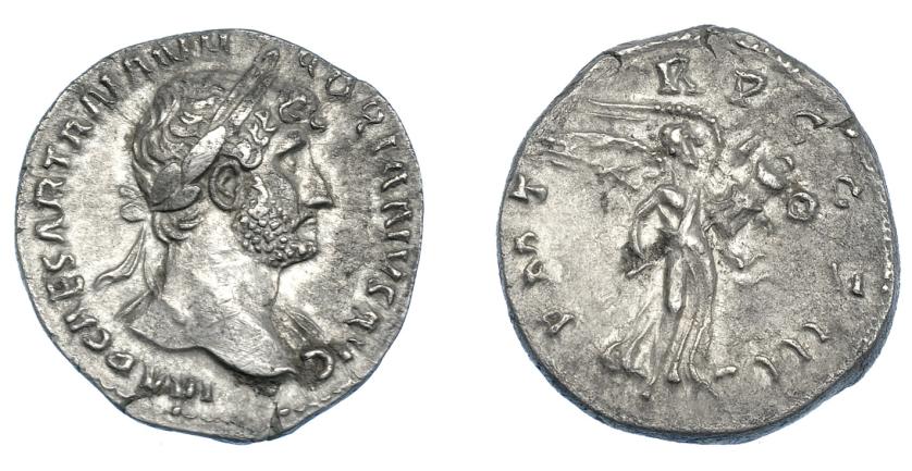 402   -  IMPERIO ROMANO. ADRIANO. Denario. A/ Cabeza laureada a der.; IMP CAESAR TRAIAN HADRIANVS AVG. R/ Victoria avanzando a der. con estandarte; P M TR P COS III. AR 3,27 g. 19,05 mm. RIC-396. Golpecito en anv. MBC+.