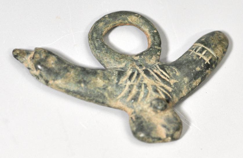 2011   -  ARQUEOLOGÍA. ROMA. Imperio Romano. Amuleto fálico doble  (ss. I-II d.C), con anilla en la parte central.  Bronce. Longitud 8,0 cm.