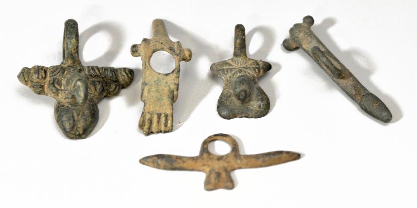 2012   -  ARQUEOLOGÍA. ROMA. Imperio Romano. Lote de cinco amuletos falicos (ss. I-II d.C.) . Bronce. Cuatro de ellos con anilla. Altura 4,5 a 5,5 cm.
