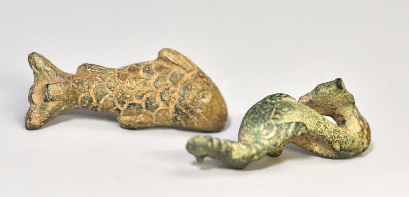 2016   -  ARQUEOLOGÍA. ROMA. Imperio Romano. Lote de 2 figuras de animales (s. II d.C): un delfín con la cola doblada hacia arriba y un pez. Bronce. Altura 4,8 y 4,5 cm.