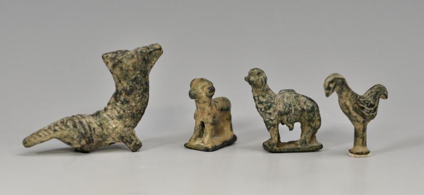 2017   -  ARQUEOLOGÍA. ROMA. Imperio Romano. Lote de 4 figuras de animales en miniatura (siglo I-III d.C): zorro sin una pata delantera, borrego con alforjas, borreguito con alforjas y gallo. Bronce.  Alturas 2,6 a 3,5 cm.